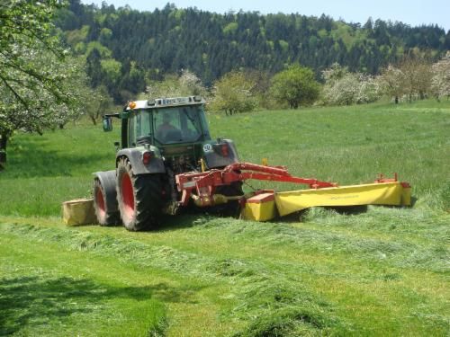 Schlepper mit Mähgerät